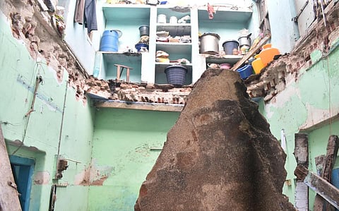 ஈரோட்டில் கனமழை: வீட்டின் மேல் தளம் இடிந்து விழுந்து தாய், மகன் உயிரிழப்பு