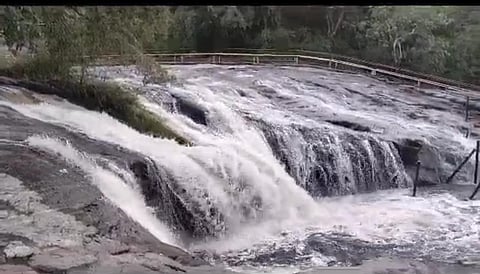 கும்பக்கரை அருவியில் வெள்ளப் பெருக்கு - சுற்றுலாப் பயணிகள் குளிக்க தடை