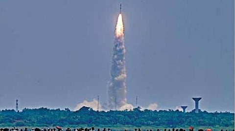 சூரியனை ஆராய்வதற்காக உருவாக்கப்பட்டுள்ள `ஆதித்யா எல்-1' விண்கலத்தை சுமந்தபடி ஆந்திர மாநிலம் ஹரிகோட்டாவில் உள்ள சதீஷ் தவான் விண்வெளி ஆய்வு மையத்தில் இருந்து நேற்று சீறிப்பாய்ந்து சென்ற பிஎஸ்எல்வி சி-57 ராக்கெட்.படம்: எஸ்.சத்தியசீலன்