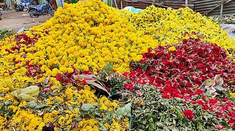 மதுரை | விலை குறைவால் குப்பைக்கு செல்லும் பூக்கள் - நறுமண தொழிற்சாலை அமைக்க விவசாயிகள் கோரிக்கை
