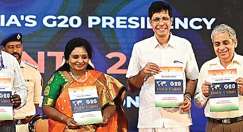 சென்னை தி.நகரில் ‘ஆகாஷ்வாணி' சார்பில் நடத்தப்பட்ட ஜி20 மாநாட்டு நிகழ்ச்சிகளின் நிறைவு விழாவில், ஜி20 ஆய்வுக் கட்டுரைகளை தெலங்கானா ஆளுநர் தமிழிசை சவுந்தரராஜன் வெளியிட்டார். உடன் சென்னை ஐஐடி இயக்குநர் காமகோடி, அருண் எக்ஸ்செலோ குழுமத்தின் நிர்வாக இயக்குநர் பி.சுரேஷ், அகில இந்திய வானொலி நிலையத் தலைவர் எஸ்.பாண்டி, சென்னை வானொலி நிகழ்ச்சித் துறை தலைவர், மருத்துவர் ஜெய மகாதேவன். படம்:எஸ்.சத்தியசீலன்