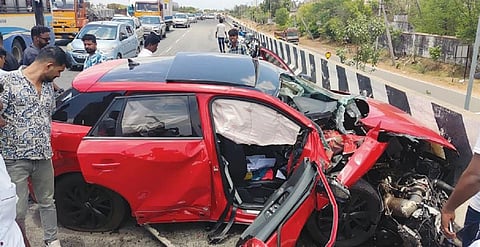அவிநாசி அருகே கார் டயர் வெடித்து விபத்து சின்னத்திரை இசையமைப்பாளர் உட்பட 2 பேர் உயிரிழப்பு