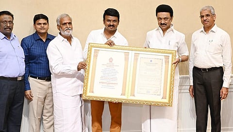 கோயிலின் அறங்காவலர் குழுத் தலைவரிடம் தங்க முதலீட்டு பத்திரத்தை முதல்வர் ஸ்டாலின் வழங்கினார்.