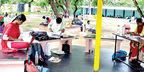 காந்தி அருங்காட்சியகம் அருகே பசுமைப் பூங்காவில் போட்டித் தேர்வுகளுக்குத் தயாராகும் இளைஞர்கள்.