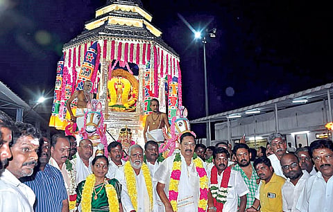 திருத்தணி சுப்பிரமணிய சுவாமி கோயிலில் ரூ.4 கோடி மதிப்பில் உருவாக்கப்பட்ட புதிய வெள்ளி தேர் உலாவை நேற்று இந்து சமய அறநிலையத் துறை அமைச்சர் சேகர்பாபு, கைத்தறி மற்றும் துணி நூல் துறை அமைச்சர் காந்தி ஆகியோர் தொடங்கி வைத்தனர்.