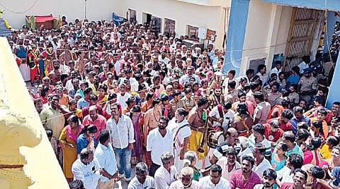 குடமுழுக்கு விழாவில் பங்கேற்ற பக்தர்கள்.