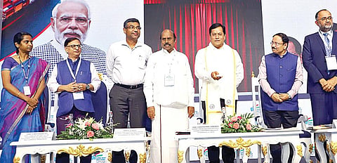 சென்னையில் நேற்று நடைபெற்ற நிகழ்ச்சியில் பங்கேற்ற மத்திய துறைமுகங்கள், கப்பல் மற்றும் நீர்வழித் துறை அமைச்சர் சர்பானந்தா சோனோவால், செயலர் டி.கே.ராமச்சந்திரன், தமிழக பொதுப்பணித் துறை அமைச்சர் எ.வ.வேலு, சென்னை துறைமுகத் தலைவர் சுனில் பாலிவால், காமராஜர் துறைமுக மேலாண் இயக்குநர் ஐரின் சிந்தியா உள்ளிட்டோர். படம்: ம.பிரபு