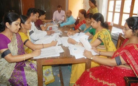 சம வேலைக்கு சம ஊதியம் கோரிக்கை அட்டை அணிந்து பணிக்கு சென்ற ஆசிரியர்கள்