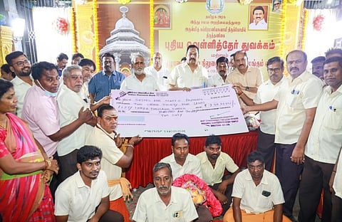 திருத்தணி கோயில் பணியாளர்களுக்கு முதல் தவணை ஊதிய நிலுவை தொகை ரூ.2.35 கோடியை அமைச்சர்கள் வழங்கினர்