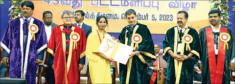 அண்ணா பல்கலைக்கழகத்தின் 43-வது பட்டமளிப்பு விழா பல்கலைக்கழக விவேகானந்தா அரங்கில் நேற்று நடைபெற்றது. இதில் ஆளுநர் ஆர்.என்.ரவி கலந்துகொண்டு மாணவர்களுக்கு பட்டங்களை வழங்கினார். உடன் நிதி ஆயோக் துணைத் தலைவர் சுமன் பெரி, தமிழக உயர் கல்வித் துறை அமைச்சர் க.பொன்முடி, பல்கலைக்கழக துணைவேந்தர் வேல்ராஜ் உள்ளிட்டோர் கலந்து கொண்டனர். படம்: ம.பிரபு