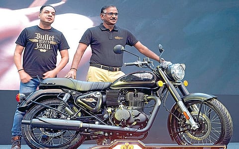 ராயல் என்பீல்ட் நிறுவனத்தின் 'புல்லட் 350' மாடலை அறிமுகம் செய்யும் நிறுவனத்தின் சிஇஓ பி.கோவிந்தராஜன். உடன், நிறுவனத்தின் தலைமை வர்த்தக அலுவலர் யத்விந்தர் சிங் குலேரியா. படம்: ஜார்ஜ் பிரவீன்