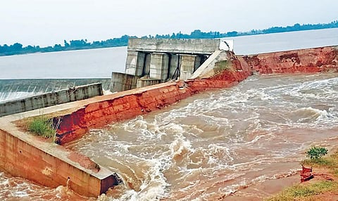 தளவானூர் தடுப்பணையை உடைத்துக் கொண்டு வெளியேறும் வெள்ளநீர். (கோப்புப்படம்)