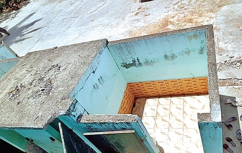 மேற்கூரை இன்றி திறந்த வெளியாக உள்ள கழிப்பறை.