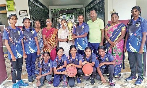 கூடைப்பந்து பயிற்சி அளிக்கும் தீயணைப்பு நிலைய அலுவலர் பிரபாகரன் - 20 ஆண்டுகளாக தொடரும் சேவை!