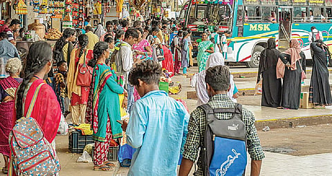 தஞ்சாவூர் பழைய பேருந்து நிலையத்தில் இருக்கைகள் இல்லாததால்
நின்று கொண்டிருக்கும் பயணிகள்.