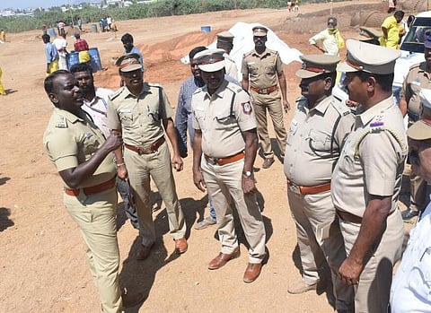 மதுரை வரிச்சியூர் அருகே கிணற்றுக்குள் இரண்டு மனித உடல் பாகங்கள் மீட்பு - போலீஸ் தீவிர விசாரணை