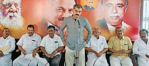 கோவை மாவட்ட மதிமுக அலுவலகத்தில் நேற்று நடந்த ஆலோ சனைக் கூட்டத்தில் பேசிய அக்கட்சியின் முதன்மை செயலாளர் துரை வைகோ. படம்: ஜெ.மனோகரன்