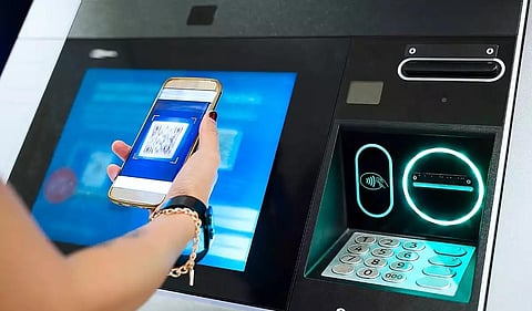 இனி டெபிட் கார்டு அவசியமில்லை; ஸ்மார்ட்போனில் யுபிஐ மூலம் பணம் எடுக்கலாம்: 'யுபிஐ-ஏடிஎம்' அறிமுகம்