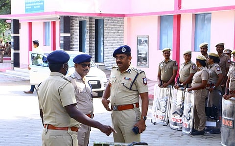 மாவட்ட எஸ்.பி. சாமிநாதன். (நடுவில் இருப்பவர்)