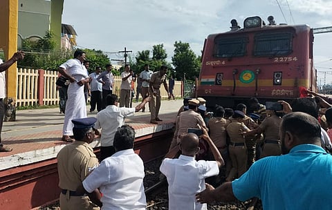 கும்பகோணம் | இ.கம்யூ கட்சியினர் ரயில் மறியலில் தள்ளுமுள்ளு: காவல் ஆய்வாளர் சீருடையைப் பிடித்ததால் பரபரப்பு