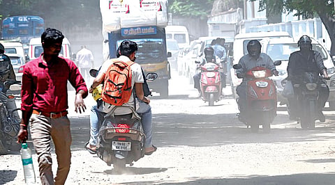 சீர்குலைந்துள்ள ஜோதி வெங்கடாசலம் சாலை. | படங்கள்: எஸ்.சத்தியசீலன்