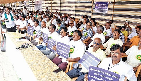 மின் கட்டண உயர்வை திரும்ப பெற வலியுறுத்தி காரணம்பேட்டையில் நேற்று நடைபெற்ற உண்ணாவிரத போராட்டத்தில் பங்கேற்ற தொழில் முனைவோர். படம்: ஜெ.மனோகரன்