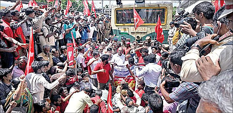 அத்தியாவசியப் பொருட்களின் விலை உயர்வு மற்றும் வேலைவாய்ப்பை உருவாக்கத் தவறிய மத்திய அரசைக் கண்டித்து, மார்க்சிஸ்ட் கம்யூனிஸ்ட் சார்பில் கட்சியின் மாநிலச் செயலாளர் கே.பாலகிருஷ்ணன் தலைமையில் ரயில் மறியல் போராட்டம் சென்னை கிண்டி ரயில் நிலையத்தில் நேற்று நடந்தது. படம்: எஸ்.சத்தியசீலன்