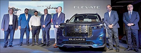 சென்னையில் நடைபெற்ற நிகழ்ச்சியில் ஹோண்டா எலவேட் காரை நிறுவனத்தின் இந்திய விற்பனைப் பிரிவு இயக்குநர் யூச்சி முராட்டா நேற்று அறிமுகம் செய்தார். உடன் நிறுவனத்தின் முதுநிலை ஆலோசகர் யூச்சி இச்சிகே, நிறுவனத்தின் தென்மண்டலத் தலைவர் டி.வைத்தமாநிதி, கார்ப்பரேட் பிரிவு தலைவர் விவேக் ஆனந்த் சிங் மற்றும் விநியோக பங்குதாரர்கள். படம்: எஸ்.சத்தியசீலன்