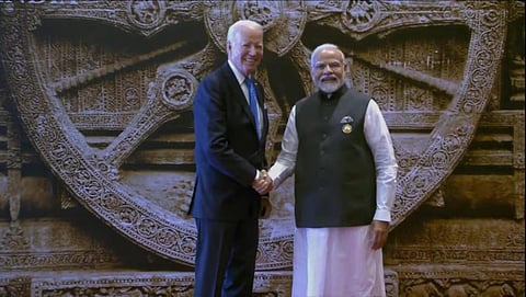கோணார்க் சக்கரத்தின் பின்னணியில் தலைவர்களை வரவேற்கும் பிரதமர் மோடி