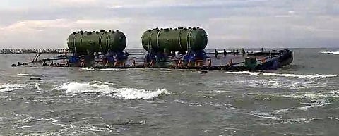 கூடங்குளம் அணு உலைகளுக்கான ஜெனரேட்டர்களை ஏற்றி வந்த இழுவை கப்பல் தரைதட்டியது