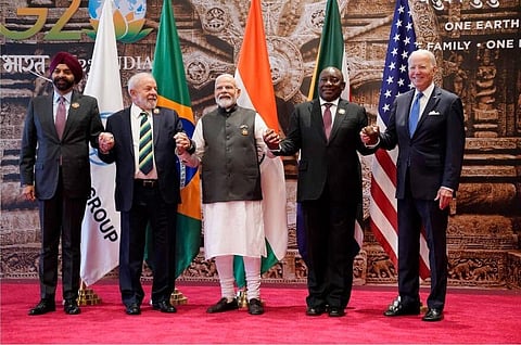 டெல்லியில் நேற்று தொடங்கிய ஜி-20 உச்சி மாநாட்டில் பங்கேற்க வந்த அமெரிக்க அதிபர் ஜோ பைடன், தென்னாப்பிரிக்க அதிபர் சிரில் ரமாபோஸா, பிரேசில் அதிபர் லூயிஸ் இனாசியோ லூலா டா சில்வா, உலக வங்கித் தலைவர் அஜய் பங்கா ஆகியோரை வரவேற்ற பிரதமர் நரேந்திர மோடி.படம்: பிடிஐ