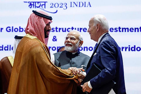 ஜி20 உச்சி மாநாட்டில் அமெரிக்க அதிபர் ஜோ பைடன், சவுதி அரேபிய இளவரசர் முகமது பின் சல்மான் அல் சவுத், பிரதமர் மோடி ஆகியோர் ஒன்றாக கைகுலுக்கினர்.