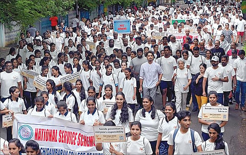 சிநேகா அமைப்பு சார்பில், உலக தற்கொலை தடுப்பு தின விழிப்புணர்வு நடைபயிற்சி சென்னை பெசன்ட் நகரில் நேற்று நடந்தது. இதில் நடிகர் சித்தார்த் மற்றும் கல்லூரி மாணவ, மாணவிகள் பங்கேற்றனர். படம்: எஸ்.சத்தியசீலன்
