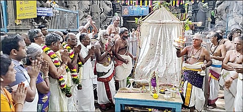 பிள்ளையார்பட்டி கற்பக விநாயகர் கோயிலில் நடைபெற்ற சதுர்த்தி விழா கொடியேற்றத்தின்போது கொடிக்கு நடத்தப்பட்ட தீபாராதனை.
