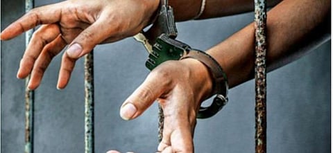 பேருந்தை மறித்து தாக்குதல் - 4 சிறுவர் உட்பட 7 பேர் கைது
