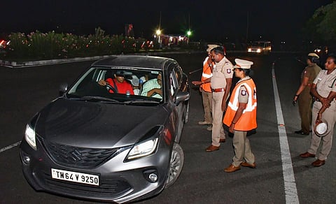 மதுரை எல்லைப் பகுதியில் வரும் வாகனங்களை கண்காணித்து அனுப்பும் போலீஸார்.