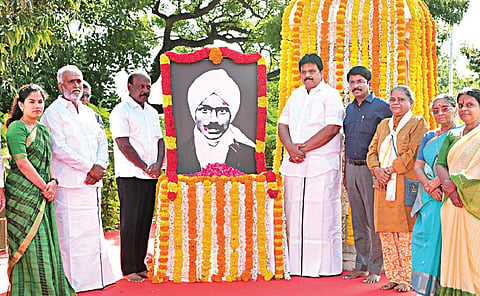 (அடுத்த படம்) சென்னை காமராஜர் சாலையில் உள்ள பாரதியார் சிலைக்கு அருகில் அலங்கரித்து வைக்கப்பட்டிருந்த உருவப்படத்துக்கு தமிழக அரசு சார்பில் அமைச்சர்கள் மா.சுப்பிரமணியன், பி.கே.சேகர்பாபு, சென்னை மாநகர மேயர் ஆர்.பிரியா, துணைமேயர் மு.மகேஷ்குமார், த.வேலு எம்எல்ஏ, செய்தி மக்கள் தொடர்புத் துறை இயக்குநர் த.மோகன் உள்ளிட்டோர் மலர்தூவி அஞ்சலி செலுத்தினர்.