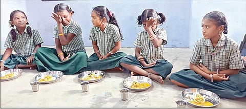 எட்டயபுரம் அருகே உசிலம்பட்டி ஊராட்சி ஒன்றிய தொடக்கப் பள்ளியில் காலை உணவை சாப்பிடாமல் அழுது கொண்டிருந்த குழந்தைகள்.