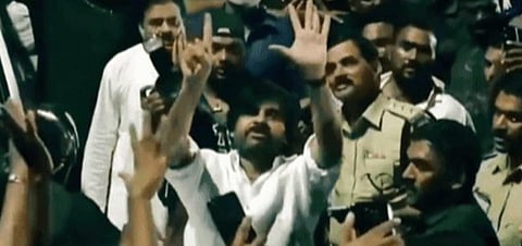 ஆந்திரா | போலீஸுக்கு ‘ஆறு’ விரல்களைக் காட்டிய பவன் கல்யாண் - காரணம் என்ன?