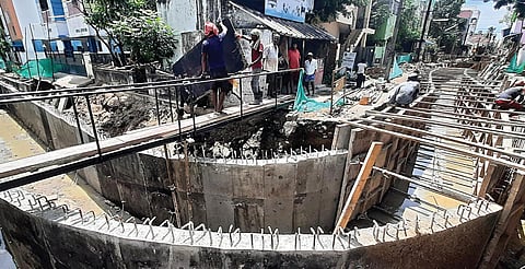 தாம்பரம் மாநகராட்சியில் நடைபெறும் மழைநீர் கால்வாய் பணி.படங்கள்: எம். முத்துகணேஷ்