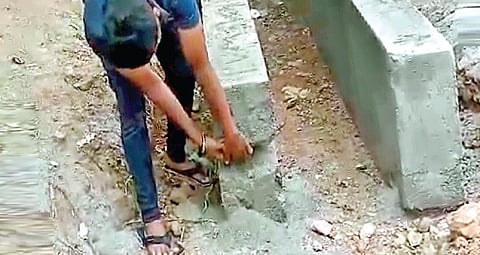 தரமற்ற முறையில் கழிவுநீர் கால்வாய் அமைப்பதாக சமூக வலை தளங்களில் வீடியோ வைரலாகியுள்ளது.