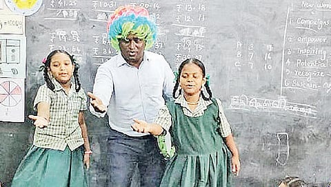நாடகக் கலை மூலம் மாணவர்களுக்கு நற்பண்புகளை கற்றுத் தரும் பன்முக கலைஞர் செல்வம்!