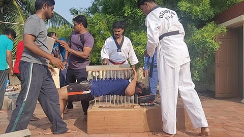 ஆணிப் படுக்கையில் 3 நிமிடத்தில் 80 கான்கிரீட் கற்களை உடைத்து மதுரை பொறியாளர் கின்னஸ் சாதனை!
