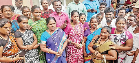 சிவகங்கை மாவட்ட ஆட்சியர் அலுவலகத்தில் அமைச்சர் கயல்விழி தமிழரசி எம் எல் ஏ-வுக்கு பாசி மாலை அணிவித்து மகிழ்ந்த நரிக்குறவர்கள்