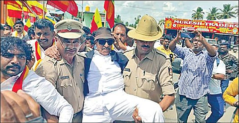 கர்நாடக மாநில எல்லையான அத்திப்பள்ளியில் மறியலில் ஈடுபட்ட வாட்டாள் நாகராஜை, கர்நாடக மாநில போலீஸார் குண்டுகட்டாக தூக்கிச் சென்று கைது செய்தனர்.