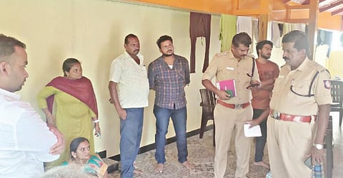 நாமக்கல் மாவட்டம் பரமத்தி வேலூர் அருகே குப்புச்சிபாளையத்தில் நகை மற்றும் பணம் திருடுபோன வீட்டில் விசாரணை நடத்திய ஏடிஎஸ்பி ராஜூ