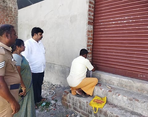 சிவகாசி அருகே விதிமீறலில் ஈடுபட்ட 8 பட்டாசு கடைகளுக்கு சீல் வைத்த அதிகாரிகள்