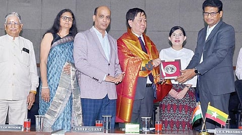 சென்னை விஐடியில் நடந்த அலகிடு எதிர்மின்னி நுண்ணோக்கி வசதி தொடக்க விழாவில், இந்தியாவுக்கான மியான்மர் தூதர் மோ கியாவ் ஆங்-க்கு விஐடி துணைத் தலைவர் சேகர் விசுவநாதன் நினைவுப் பரிசு வழங்கினார்.
