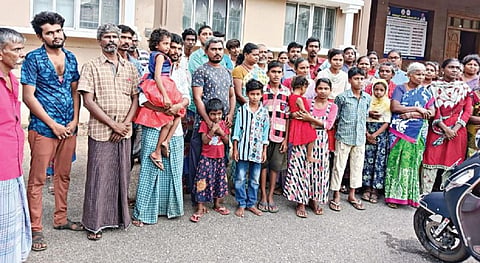 நிலுவை சம்பளத்தைப் பெற்றுத்தரக் கோரி, நாமக்கல் ஆட்சியர் அலுவலகத்தில் மனு அளிக்க குழந்தைகளுடன் திரளாக வந்த தனியார் நூற்பாலை தொழிலாளர்கள்.