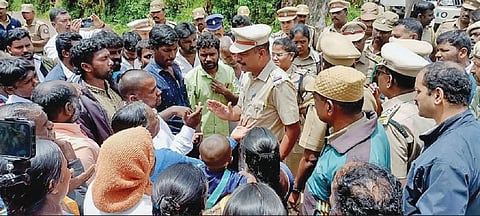 உதகையிலுள்ள மாவட்ட வன அலுவலர் அலுவலகத்தை நேற்று முற்றுகையிட்ட எமரால்டு மக்கள்